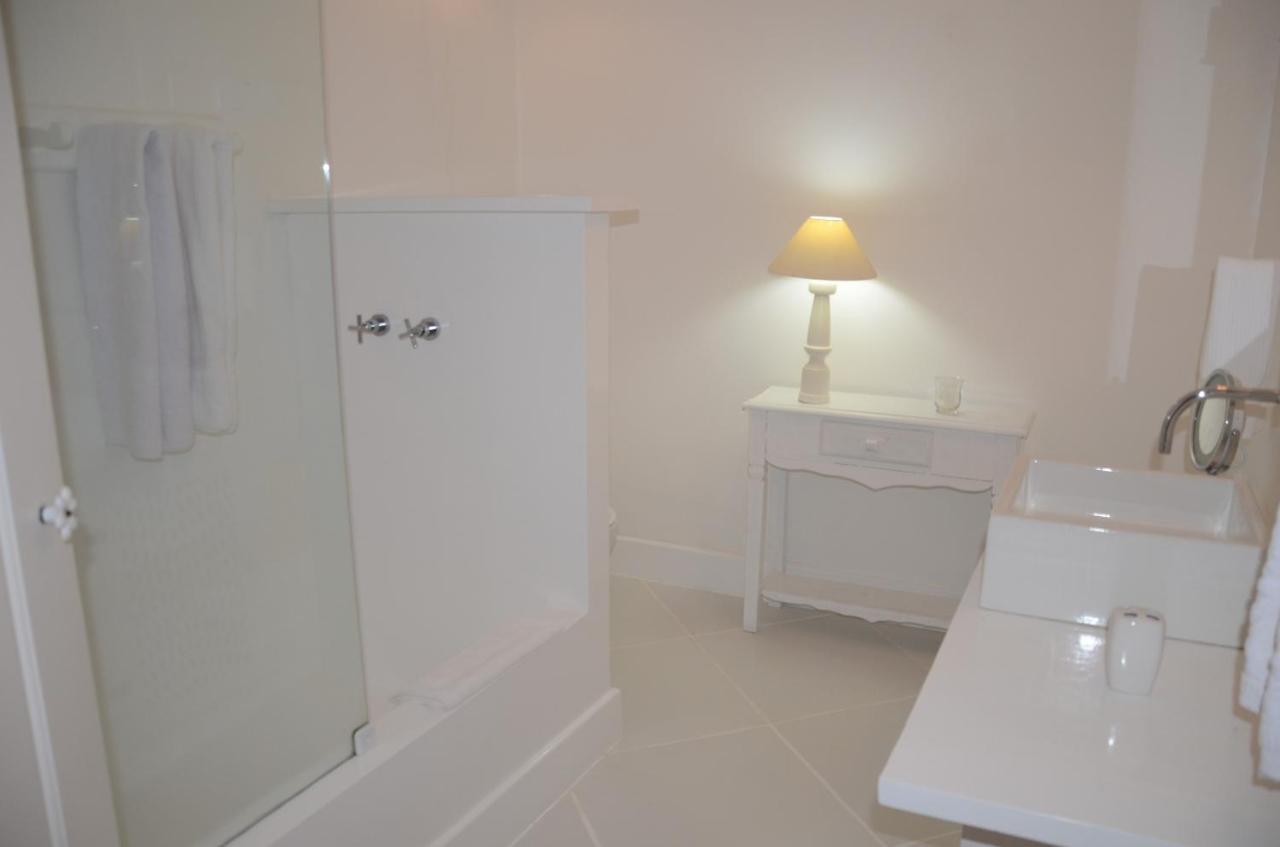 Quarto com Cama King-size e Vista da Piscina